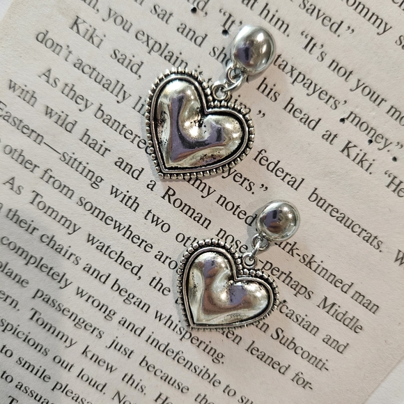 Chic Silver Heart Dangle Earrings - Picture 5 of 6